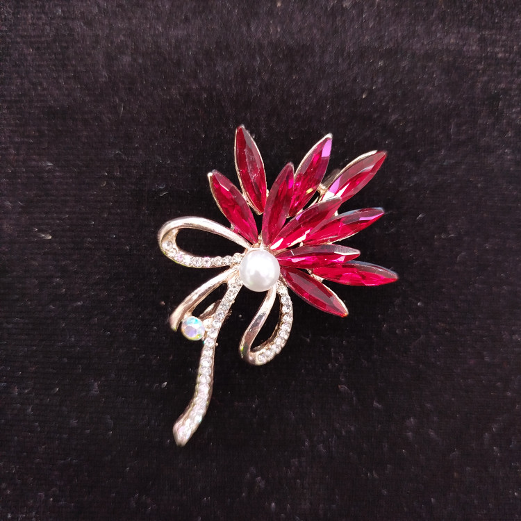 سنجاق سینه زنانه طرح گل کریستالی قرمز