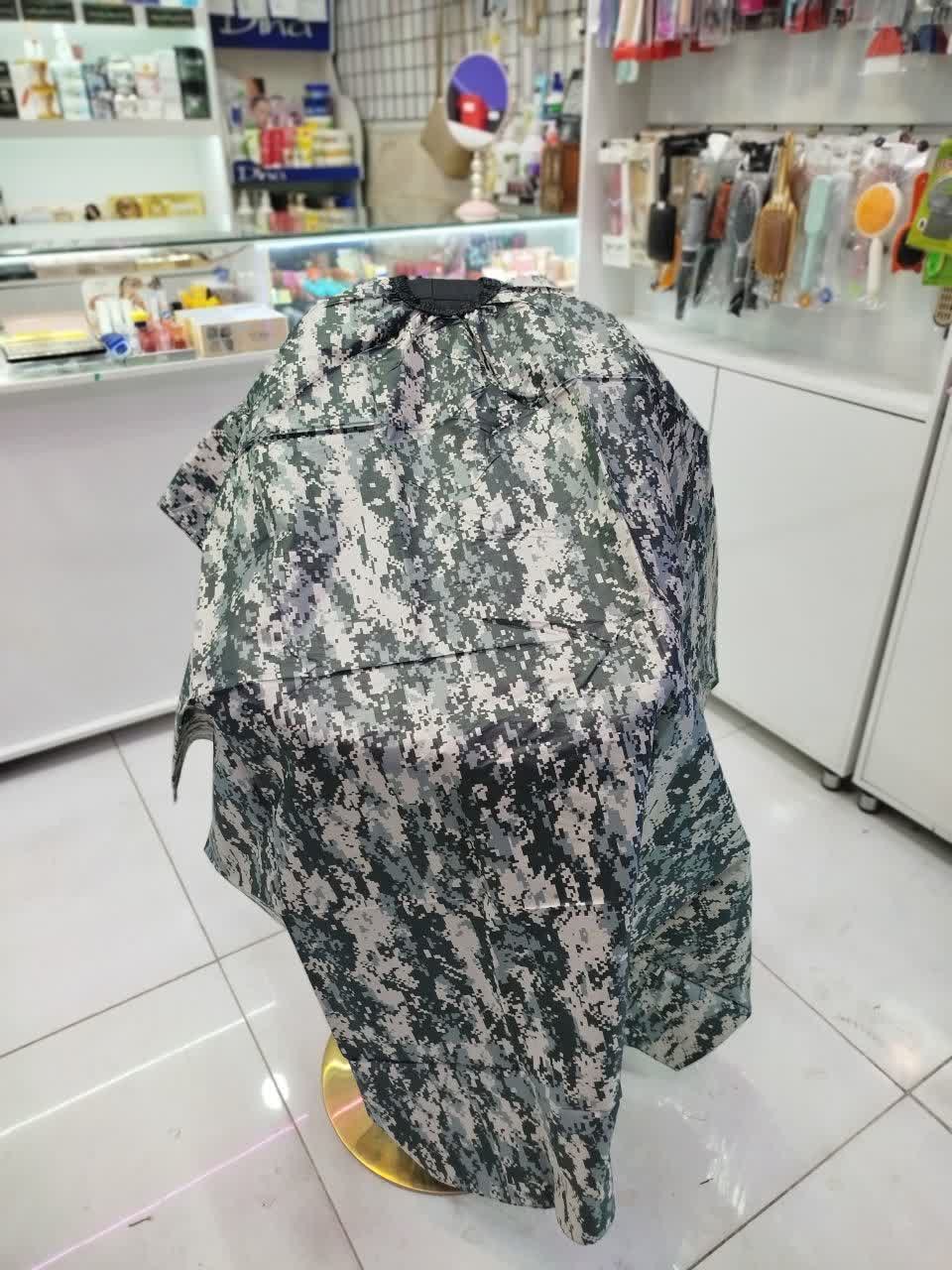 پیشبند آرایشگاهی مردانه طرح چریکی ابعاد 110*165 طرح 1